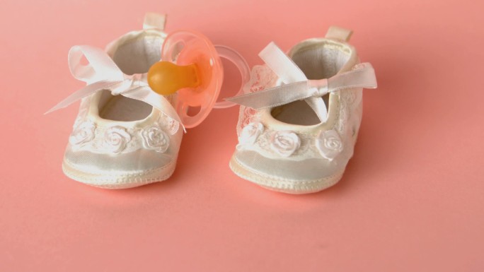 婴儿奶嘴和鞋特写亲情陪伴成长关爱母婴产品