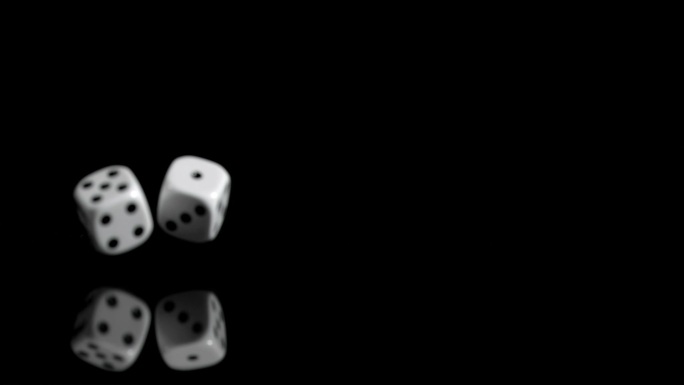 两颗白色的骰子掉落转动特写