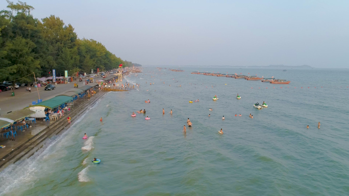 广西防城港市东兴市金滩海岸线游客下海游泳