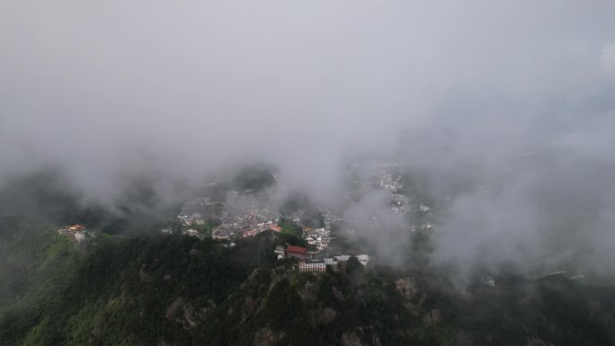 九华山百岁宫云雾缭绕