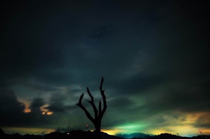 雷暴闪电星空银河延时摄影 树枯木前景星空