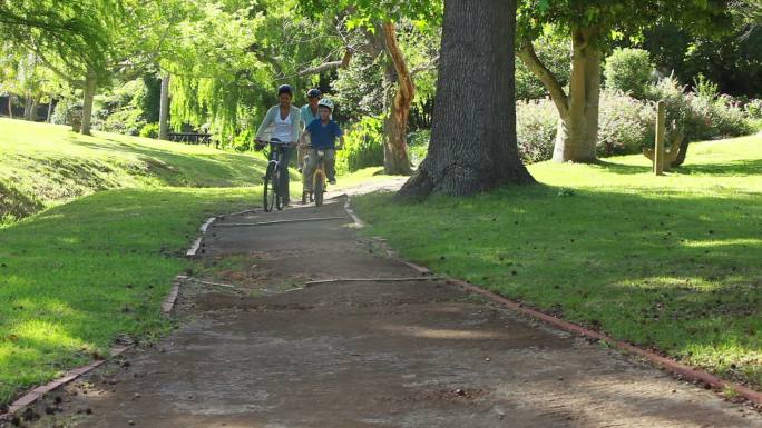 一家人在公园骑自行车特写