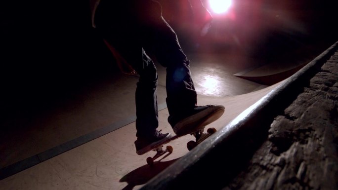 一个男人在练习滑板特技特写