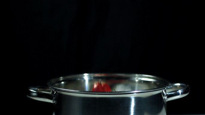 苏格兰帽辣椒落在锅里的慢镜头