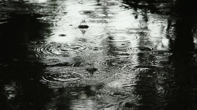 下雨地面实拍  水滴雨滴落下