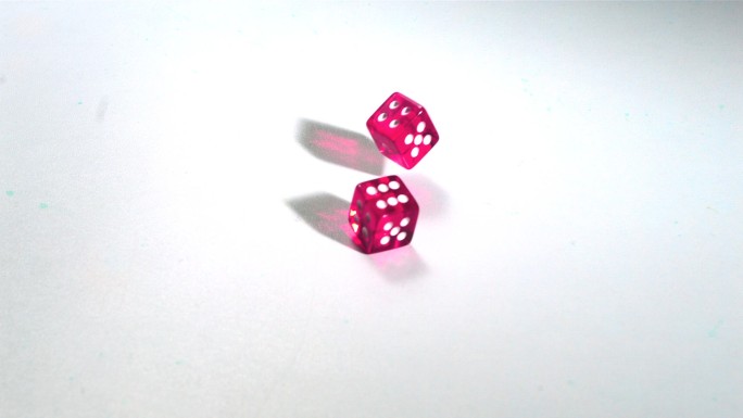 两颗粉色的骰子掉落转动特写