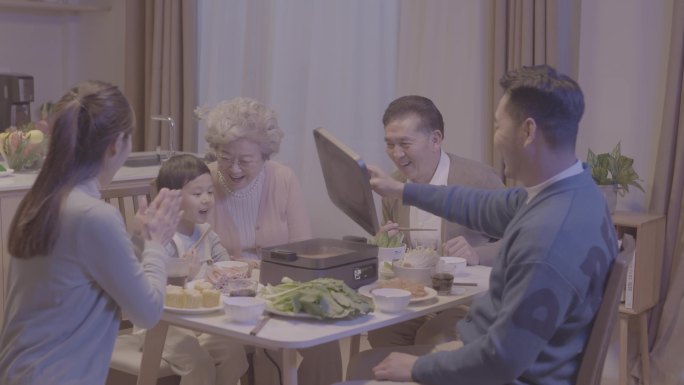家庭聚餐幸福时光