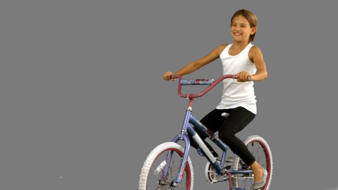 女孩骑着自行车微笑特写