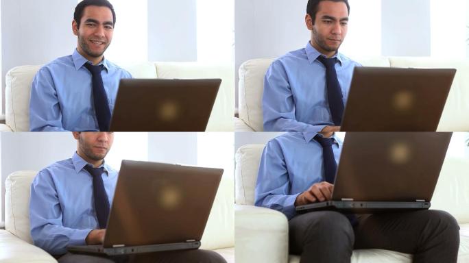 一个商人在沙发上使用笔记本电脑的肖像