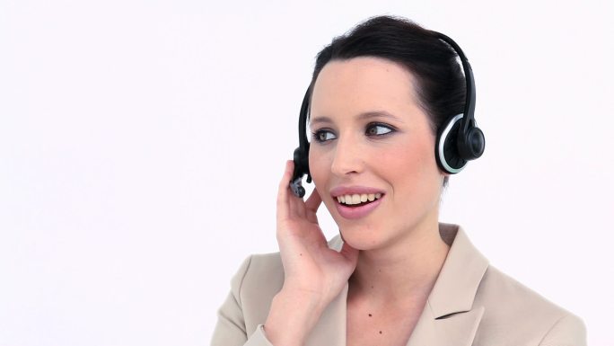 女人戴着耳机在办公室里说话特写