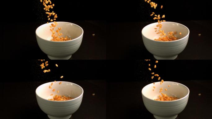 慢动作将米粒倒入碗中