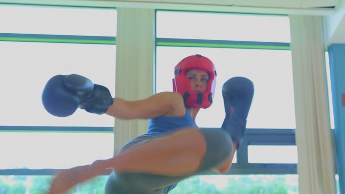 一个专注的女人在健身房跆拳道的视频