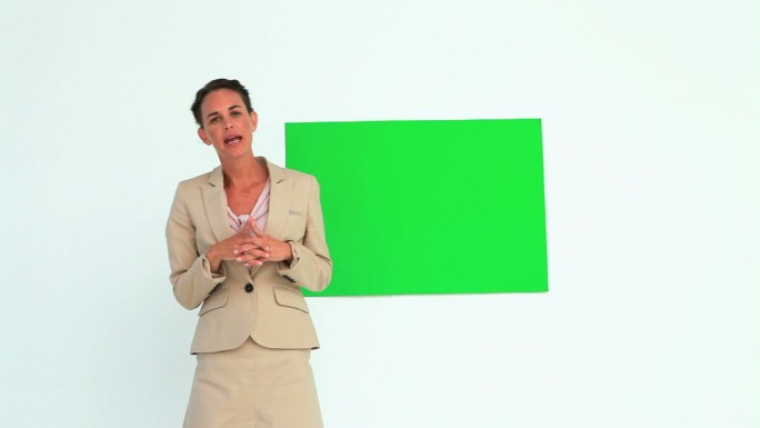 一个女人在白板前说话，背景是白色的