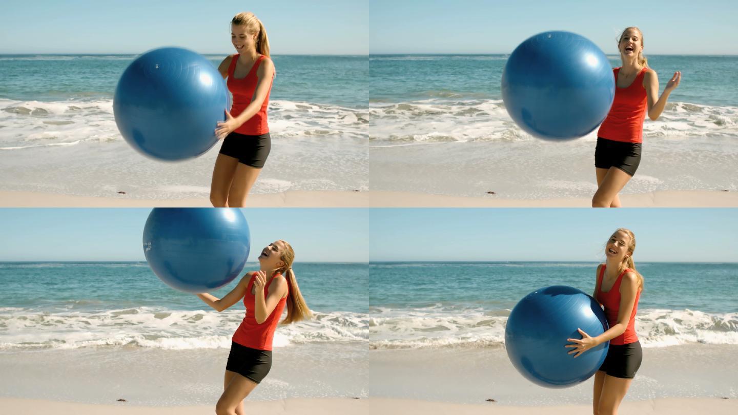 女人穿着运动服在沙滩上玩球特写