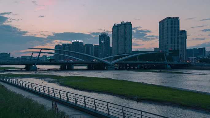 延吉市延吉大桥日转夜延时摄影夜景河水黄昏
