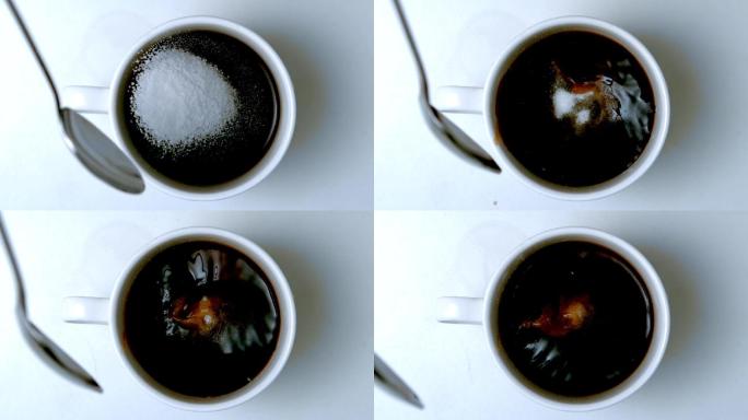 慢动作，用茶匙将糖倒入咖啡中