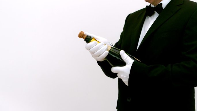男侍者打开香槟特写