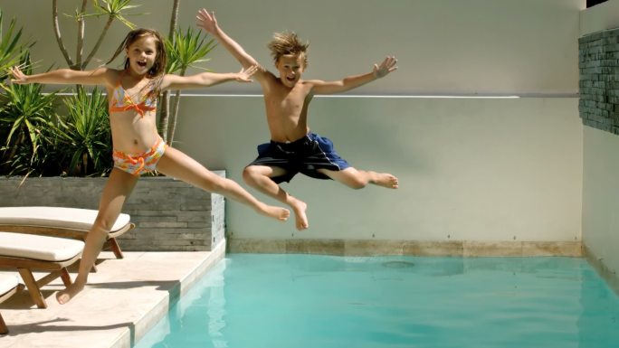 快乐的兄弟姐妹以每秒500帧的慢镜头跳入游泳池