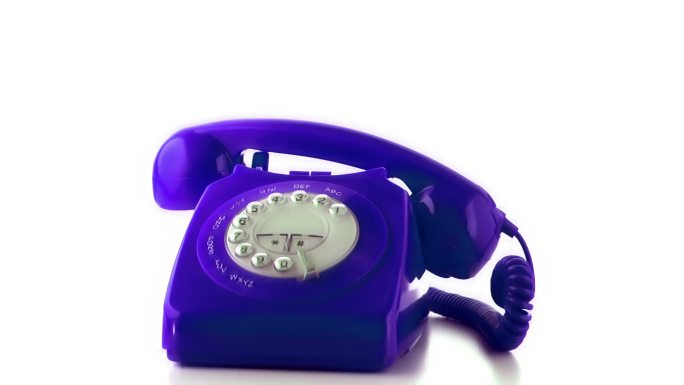 紫色电话的听筒器掉落在电话上特写