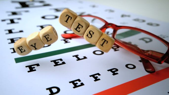 眼力测试英文积木掉到眼睛测试表上特写