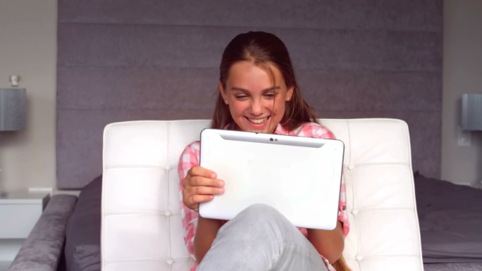 女孩用平板电脑以每秒250帧的慢动作