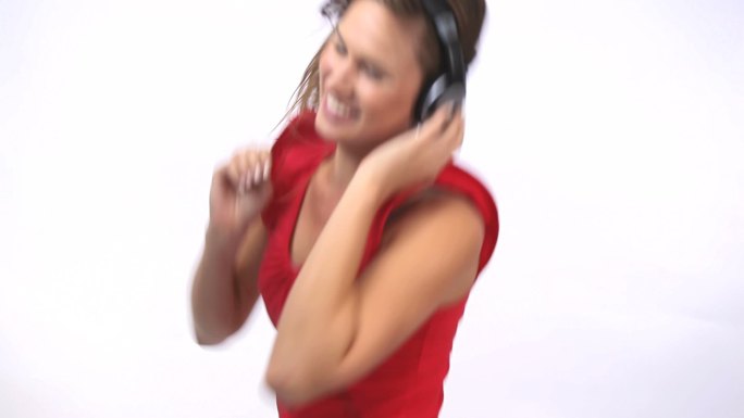 女人在白色背景下戴着耳机跳舞特写