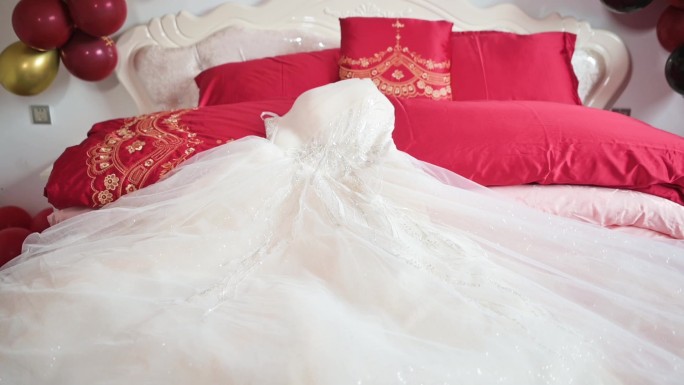 红色被子白色婚纱婚床结婚新房