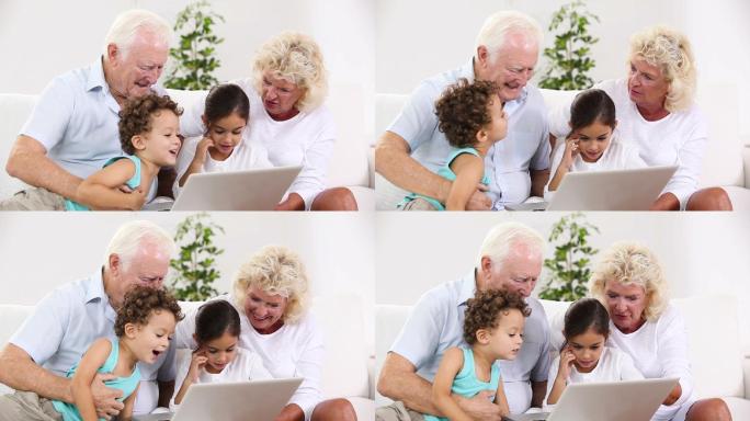 爷爷奶奶和他们的孙子在客厅里使用平板电脑