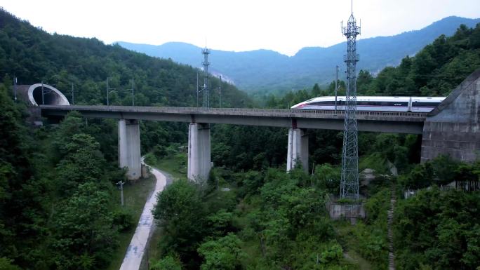 隧道-复兴号开往武汉方向-航拍