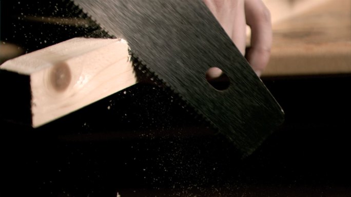 在《近距离》中，一个男人用超慢的动作锯着一块木板