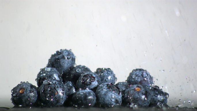 水以慢动作落到蓝莓上