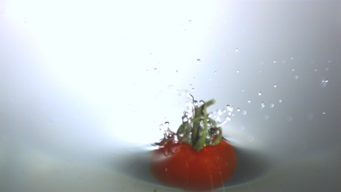 一颗番茄落入水中特写