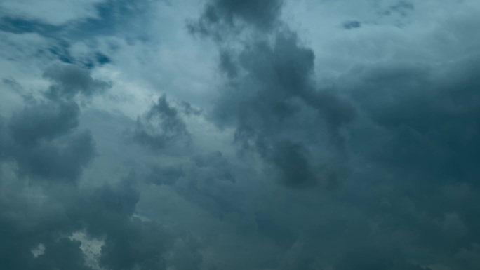 暴风雨来临前乌云滚滚