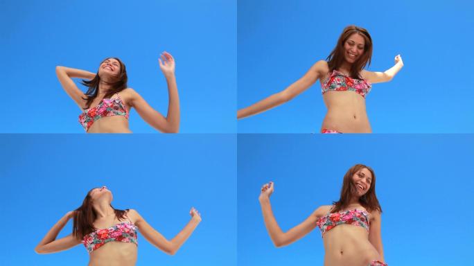 穿着比基尼的女人在海滩上快乐地跳舞