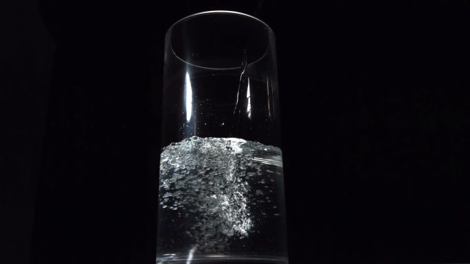 将气泡水倒入玻璃杯中特写
