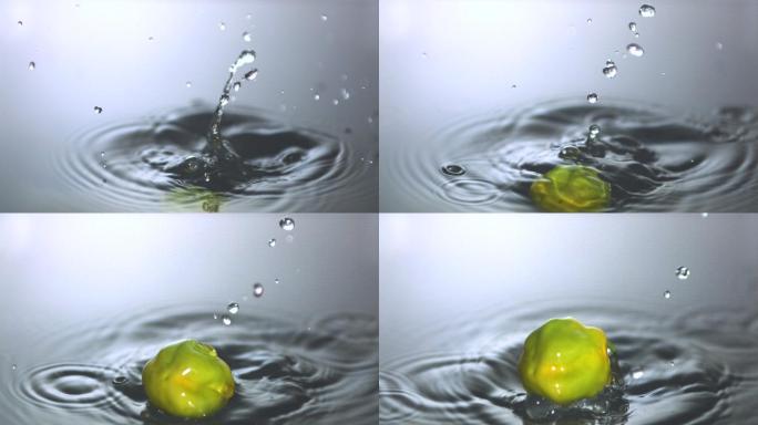 青椒落入水中特写青椒落入水中落水进水气泡