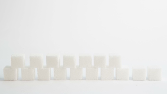 在静止运动中，由糖块组成的墙在顶部保持平衡