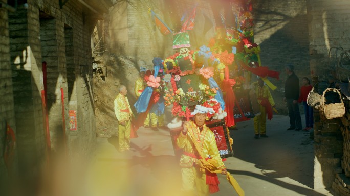 民间过节艺术表演一家人游玩逛庙会过新年