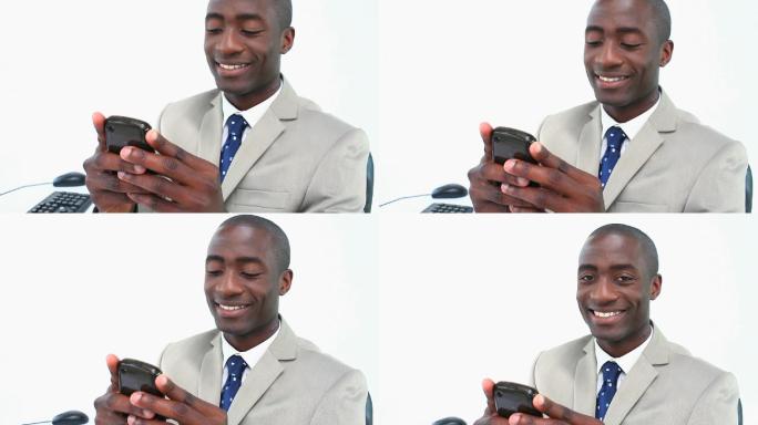 黑人商人在办公室用智能手机发短信