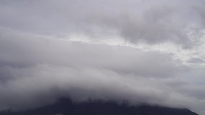 雨后山阴天云下雨天乌云天空山云雾流动雾气