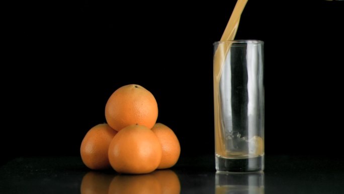 橙子和倒橙汁特写维C榨汁机天然