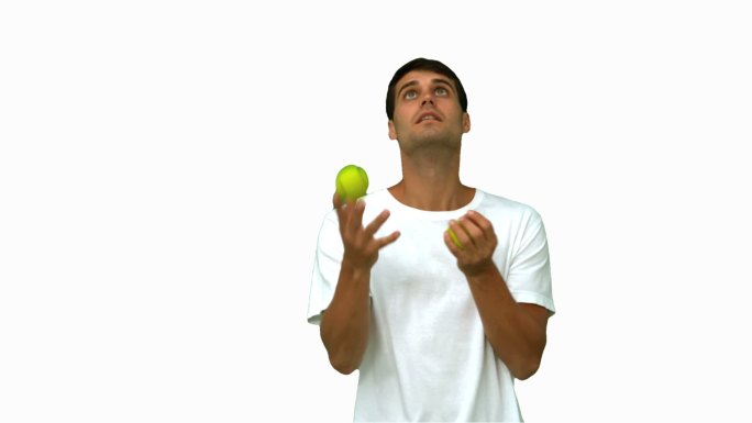 男人在白色背景下扔网球特写
