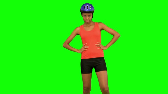 女人戴着自行车头盔摆姿势特写