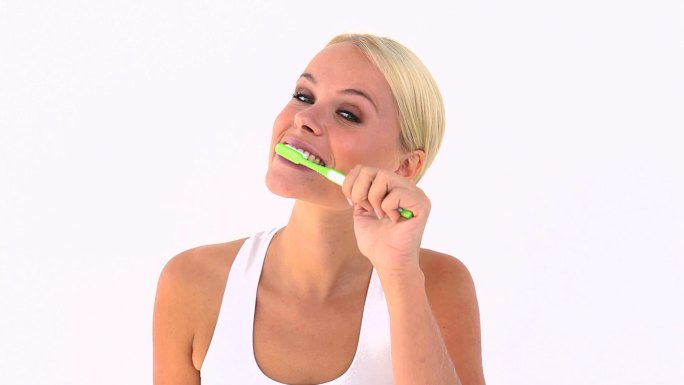 用牙刷刷牙的女人特写