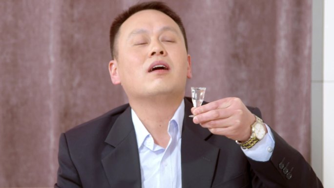 倒白酒和闻白酒