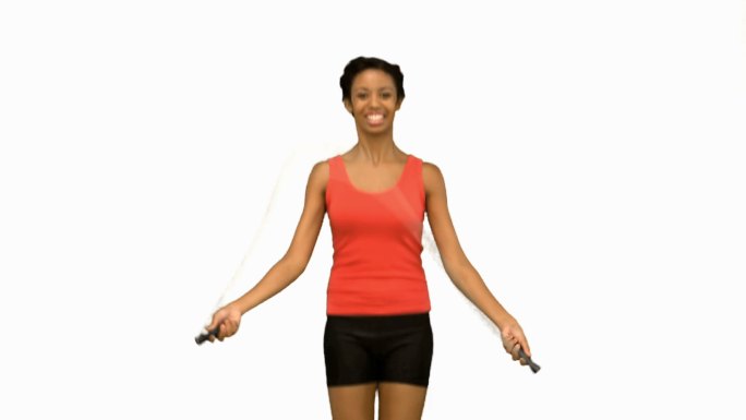 女人在白色背景下跳绳锻炼特写