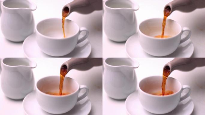 慢动作地用茶壶把茶倒进杯子里