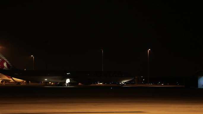 机场 飞机起飞 飞机跑道 城市夜景