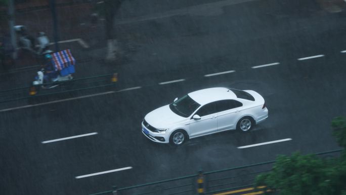 下雨天白色轿车