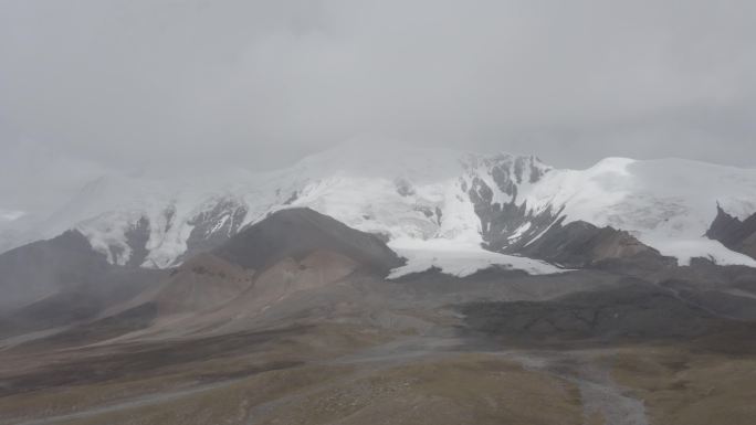 青海果洛神山阿尼玛卿雪山航拍4K风景空镜
